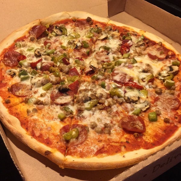 Foto tomada en Rocco&#39;s Uptown Pizza &amp; Pasta  por Tony D. el 9/28/2014