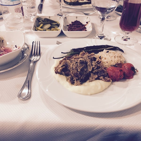 Das Foto wurde bei Bursa Evi İskender Restaurant von Mehmet am 3/1/2017 aufgenommen