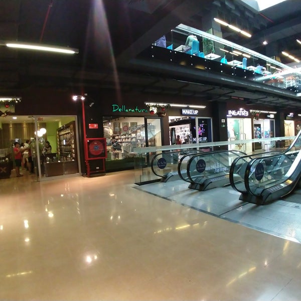 รูปภาพถ่ายที่ Mall Espacio M โดย Óscar Z. เมื่อ 12/23/2017
