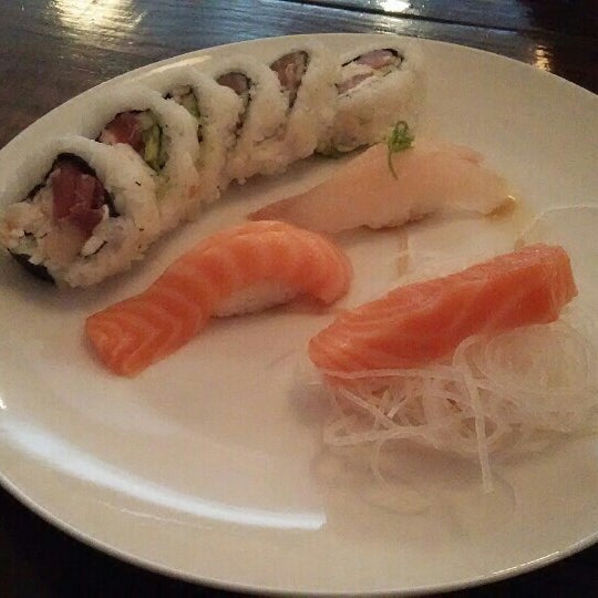 Das Foto wurde bei Sushi Shack Japanese Sushi Restaurant von Ember R. am 8/16/2015 aufgenommen