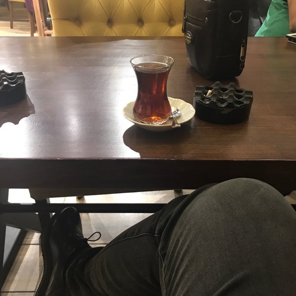 Das Foto wurde bei Foggy Cafe &amp; Hookah Lounge von Savaş V am 5/25/2017 aufgenommen