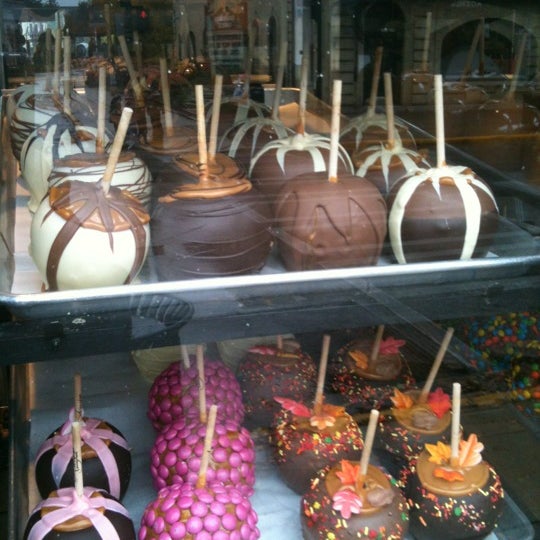 Photo taken at Amy&#39;s Candy Kitchen &amp; Gourmet Caramel Apples by Eric S. on 10/13/2012