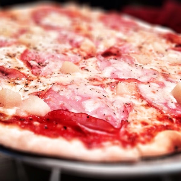 Foto diambil di Vincenzo&#39;s Pizzeria oleh Silvana F. pada 4/24/2014
