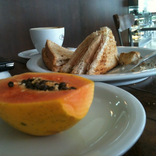 Photo taken at Fran&#39;s Café by Gui B. on 11/25/2012