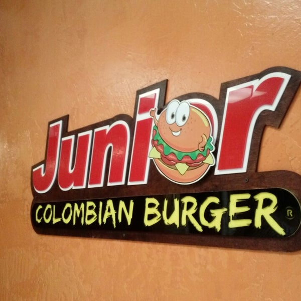 Снимок сделан в Junior Colombian Burger - South Kirkman Road пользователем Ken S. 3/22/2013
