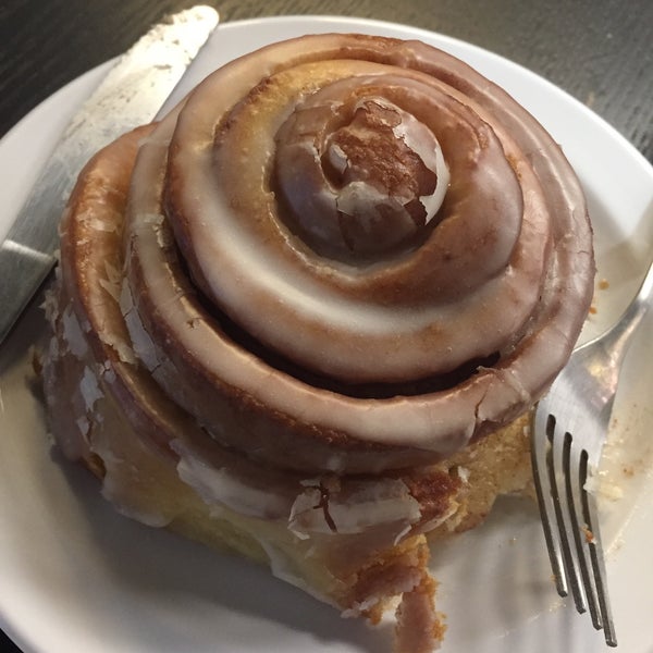 I like the atmosphere. Good place to chill or study. O my gosh their latte is absolutely perfect. And they'll upgrade your  12oz order to 16oz if you're an SMU student. Cinnamon roll is also good.