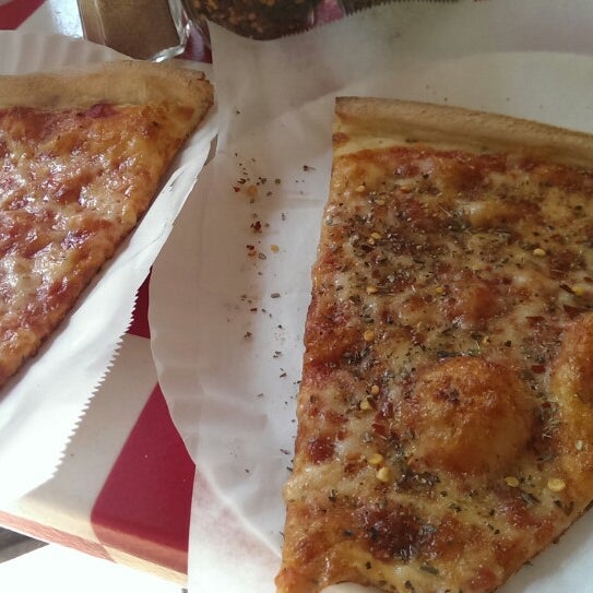 รูปภาพถ่ายที่ Two Guys Pizza โดย Flores N. เมื่อ 10/4/2013