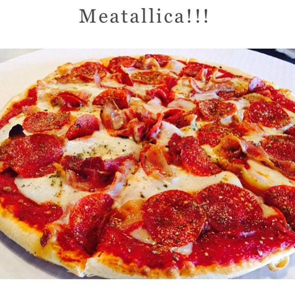 Eyes pizza. Пицца с глазами на хэллоуин. Лицо пиццерии. Eyes pizza. Пицца с лицом.