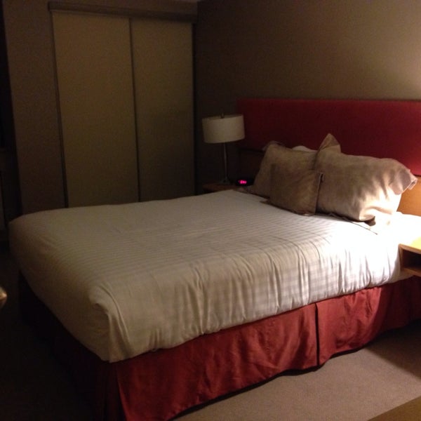 Foto tirada no(a) Cartier Place Suite Hotel por Myra M. em 1/15/2014