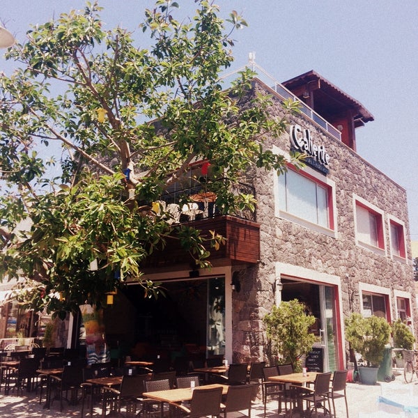Foto scattata a Caliente Cafe &amp; Restaurant da Caliente Cafe &amp; Restaurant il 6/30/2015