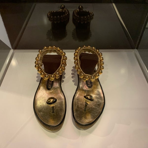 Снимок сделан в The Bata Shoe Museum пользователем Caroline D. 7/21/2019