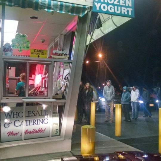 Foto diambil di Curly&#39;s Ice Cream &amp; Frozen Yogurt oleh Patrick B. pada 3/16/2015