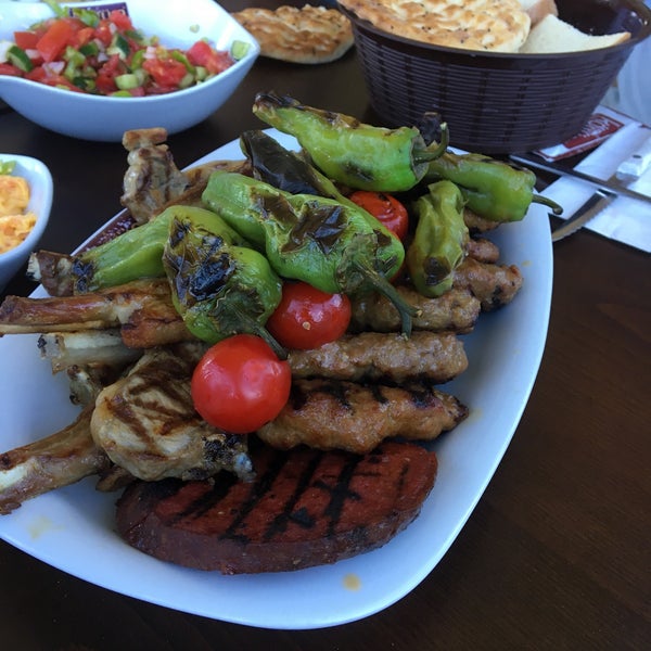 รูปภาพถ่ายที่ Köyüm Kasap &amp; Et Restaurant โดย Mustafa A. เมื่อ 7/20/2017
