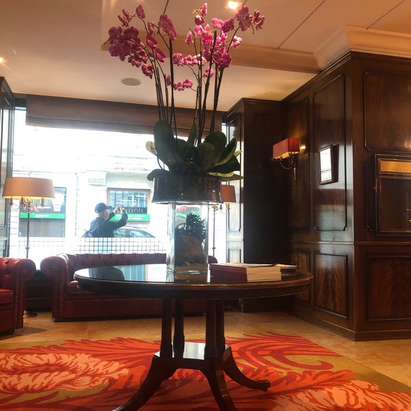 Foto diambil di Hotel Bristol Geneva oleh slys pada 8/27/2019