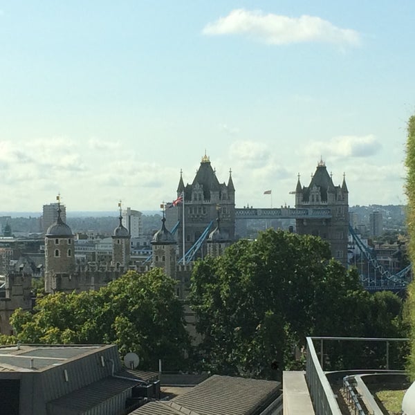 Photo taken at DoubleTree by Hilton Hotel London - Tower of London by Cari on 8/25/2018