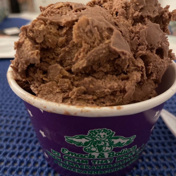 Photo taken at Emack &amp; Bolio&#39;s Ice Cream by Cari on 2/1/2022