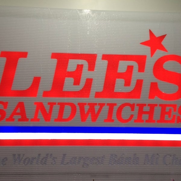 Foto tirada no(a) Lee&#39;s Sandwiches por Martin M. em 11/15/2013