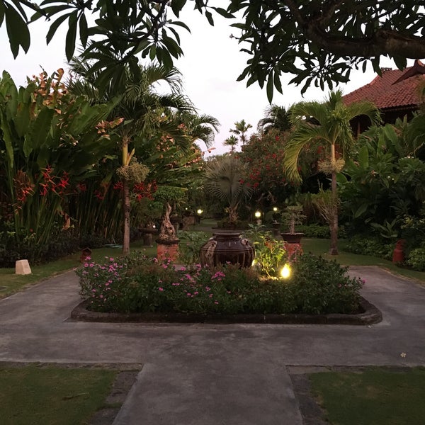 Das Foto wurde bei Keraton Jimbaran Resort &amp; Spa von Coco am 11/25/2015 aufgenommen