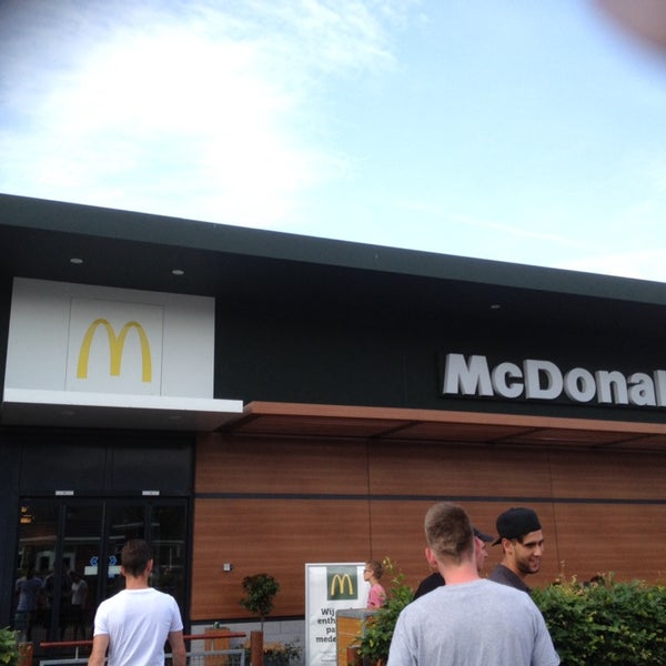 รูปภาพถ่ายที่ McDonald&#39;s โดย Mon389 เมื่อ 6/7/2014