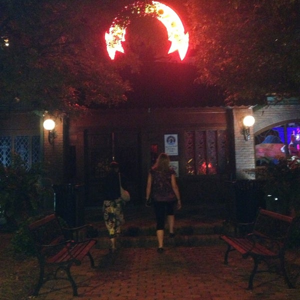 รูปภาพถ่ายที่ Mad Boar Restaurant &amp; Pub โดย Barb S. เมื่อ 7/27/2013