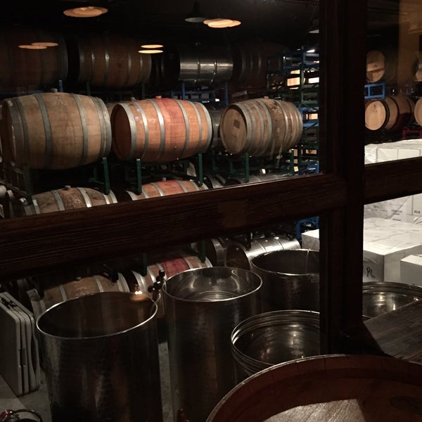 Foto tirada no(a) Brooklyn Winery por Naomi em 4/17/2015