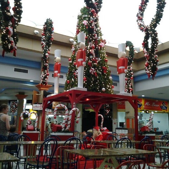 Foto diambil di Shopping Santa Cruz oleh Lucas R. pada 12/17/2012