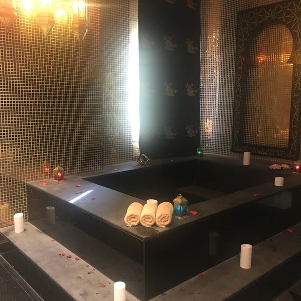 Foto tomada en Bahi Ajman Palace Hotel  por &#39;gamze G. el 3/26/2018