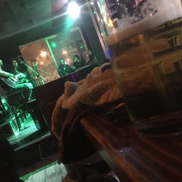 Foto scattata a Son Durak Altı Buçuk Cafe &amp; Bar da Kenan il 12/4/2018
