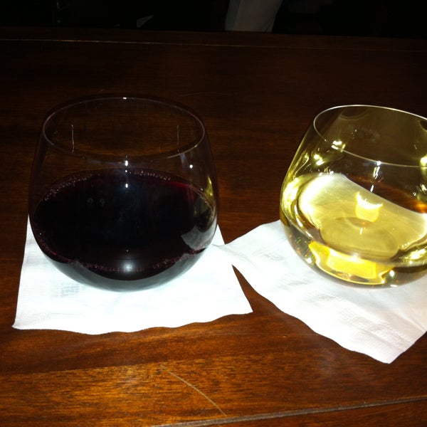 Foto tirada no(a) Double Helix Wine &amp; Whiskey Lounge por Kelly R. em 5/1/2013