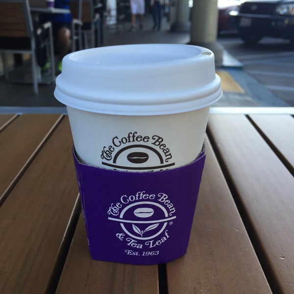 Photo taken at The Coffee Bean &amp; Tea Leaf by Jean F. on 1/3/2015