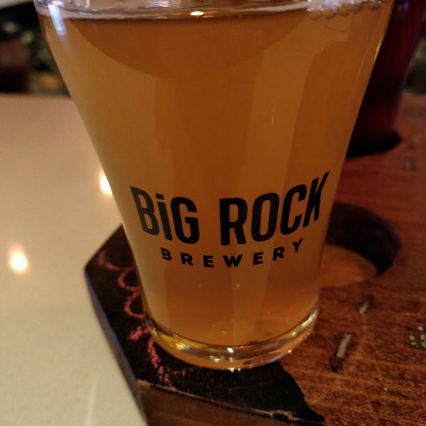 Foto tomada en Liberty Commons at Big Rock Brewery  por Jack P. el 4/7/2018