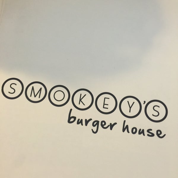 Das Foto wurde bei Smokey&#39;s Burger House von Cynthia ã. am 3/22/2015 aufgenommen