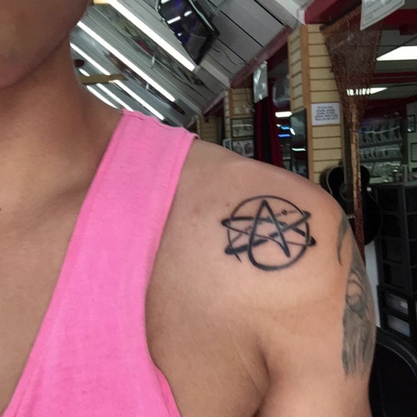 Снимок сделан в Oxygen Tattoo &amp; Body Piercing Studio пользователем Renan H. 7/10/2015