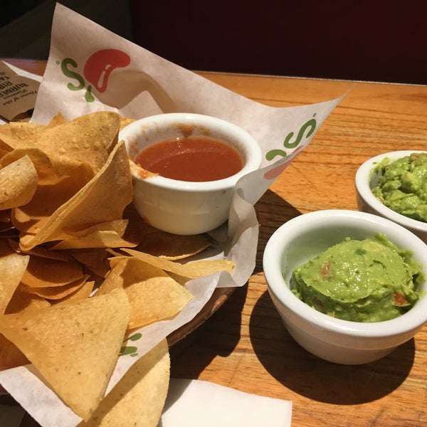 Photo taken at Chili&#39;s Grill &amp; Bar by Taneshia C. on 5/5/2018