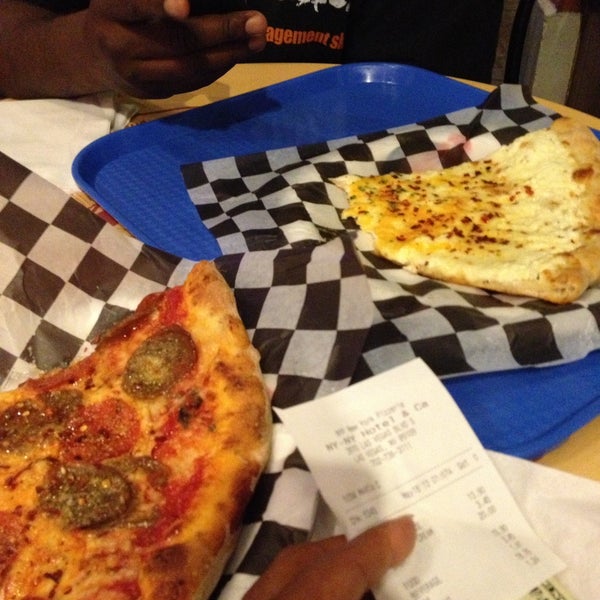 5/18/2013 tarihinde Taneshia C.ziyaretçi tarafından New York Pizzeria'de çekilen fotoğraf