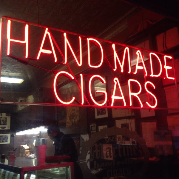 Foto scattata a Martinez Handmade Cigars da XXL il 2/14/2015