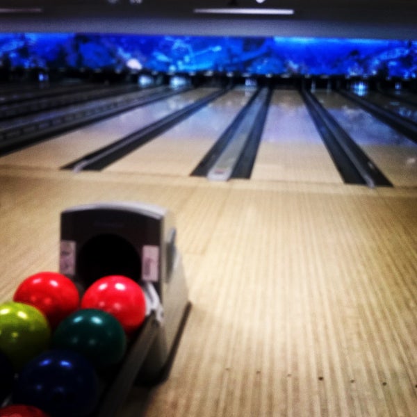 Photo taken at Bird Bowl Bowling Center by Diego L. on 7/26/2015