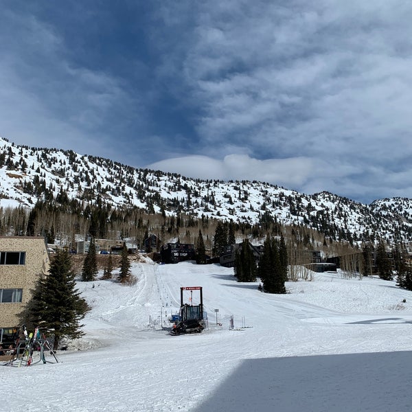 2/15/2022 tarihinde Rose F.ziyaretçi tarafından Alta Ski Area'de çekilen fotoğraf