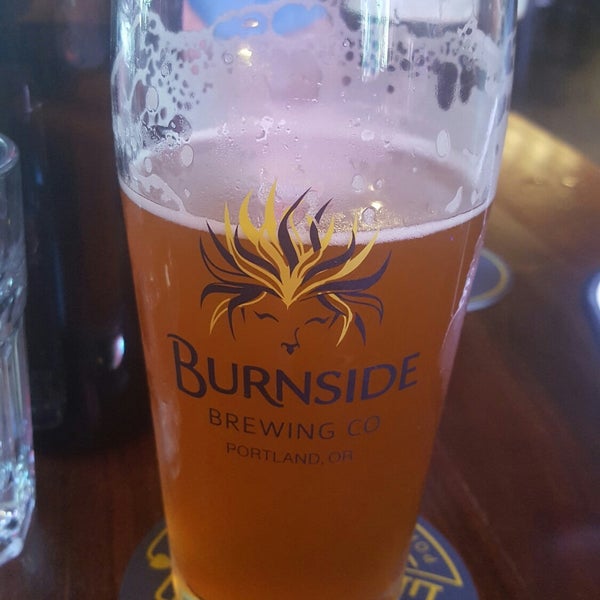 Foto scattata a Burnside Brewing Co. da Ken M. il 6/29/2018