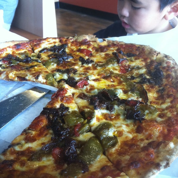 Foto tirada no(a) NYC Pizza Cafe por Barb S. em 4/21/2013
