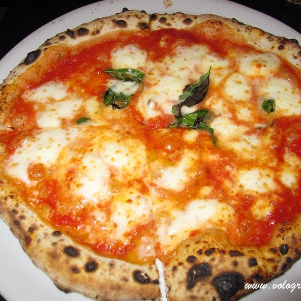 Ottima pizza cucinata proprio come in Italia, locale graziosissimo e personale cordiale ed educato. Pizzeria consigliatissima, per il tempo della cena vi scorderete di essere a New York!