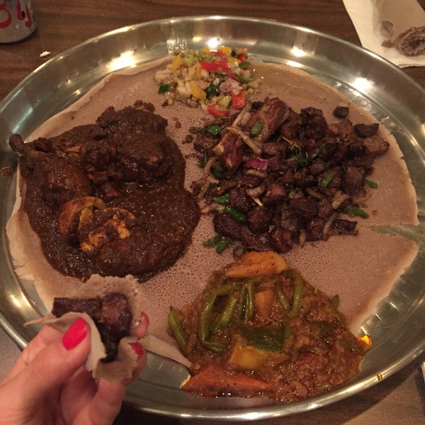Das Foto wurde bei Ras Dashen Ethiopian Restaurant von Aylin K. am 6/19/2016 aufgenommen