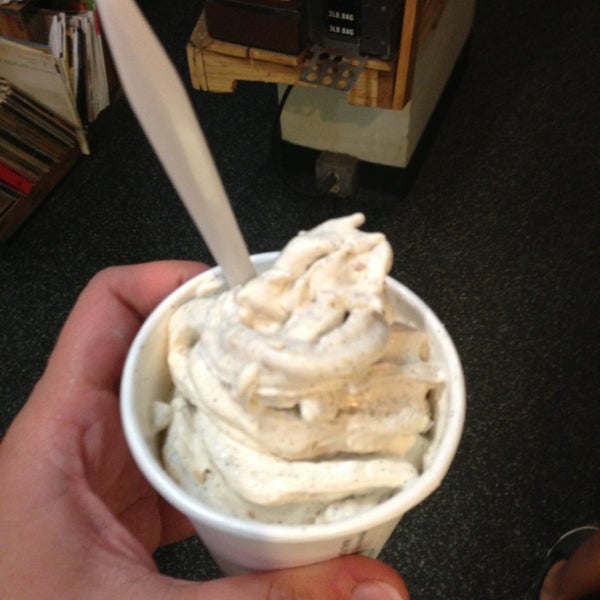 รูปภาพถ่ายที่ Oh Yeah! Ice Cream &amp; Coffee Co. โดย Heather L. เมื่อ 8/20/2013