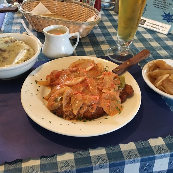 Das Foto wurde bei Scharfs German Restaurant und Bar von Troy G. am 5/6/2018 aufgenommen