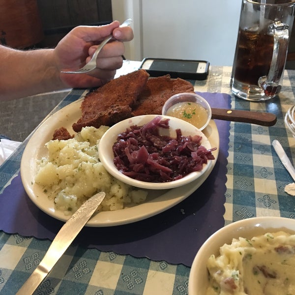 5/6/2018 tarihinde Troy G.ziyaretçi tarafından Scharfs German Restaurant und Bar'de çekilen fotoğraf