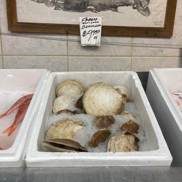 Foto scattata a Astoria Seafood da elsa h. il 3/16/2022