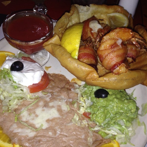รูปภาพถ่ายที่ Manuel&#39;s Mexican Restaurant โดย Justin S. เมื่อ 4/20/2014