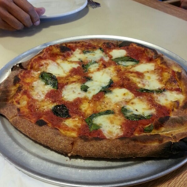 Foto scattata a Rebel Pie Wood-fired Pizza da Chris H. il 7/10/2013