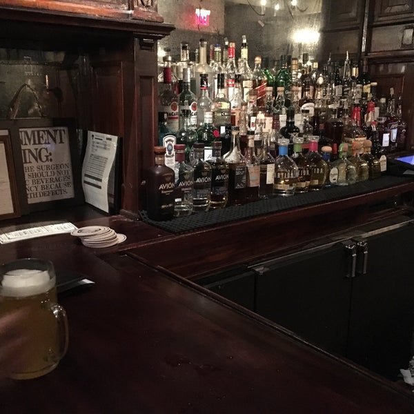 Foto diambil di Flatiron Hall Restaurant and Beer Cellar oleh Felix A. pada 1/27/2019