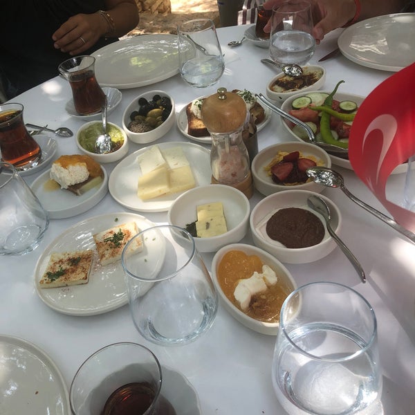 รูปภาพถ่ายที่ Tarla Alacatı โดย Ebru Ü. เมื่อ 8/30/2023